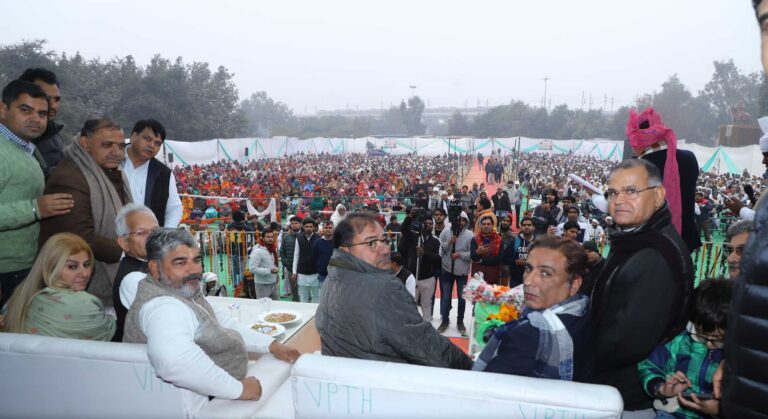 फोटो- बल्लभगढ में राजा नाहर सिंह के बलिदान दिवस पर आयोजित जनसभा में उपस्थित विशाल जनसैलाब के बीच मंचासीन विधायक अभय चौटाला, आयोजक राजा नाहर सिंह के वंशज सुनील तेवतिया व अन्य।